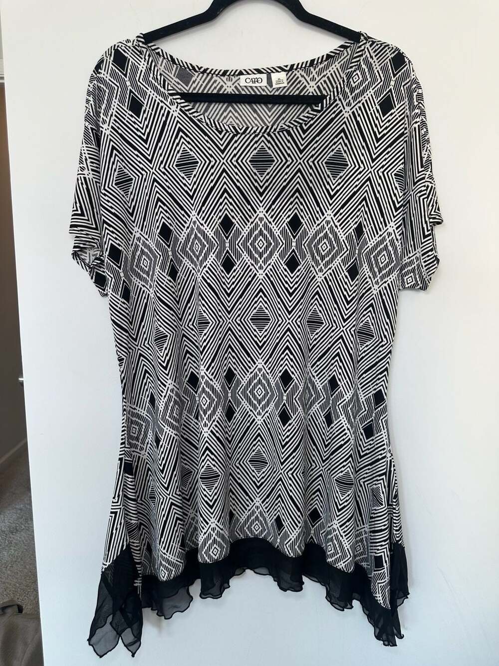 Cato Women's Black and White Geometric Print Tunic Top with Sheer Hem Size XL
